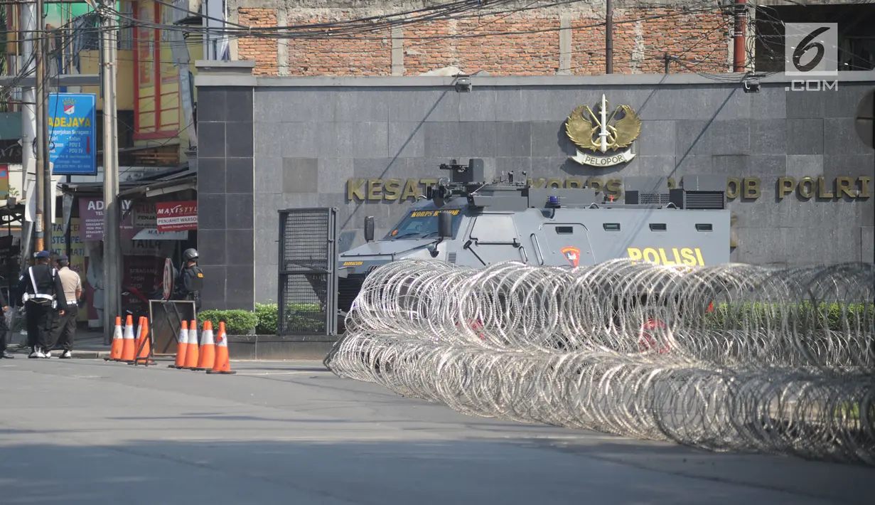 Kondisi penjagaan yang dilakukan Brimob Polri di depan Mako Brimob, Kelapa Dua, Depok, Kamis (9/5). Aparat Brimob memperketat pengamanan di Markas Komando Brimob menyusul peristiwa kerusuhan yang terjadi di rumah tahananannya. (Merdeka.com/Arie Basuki)