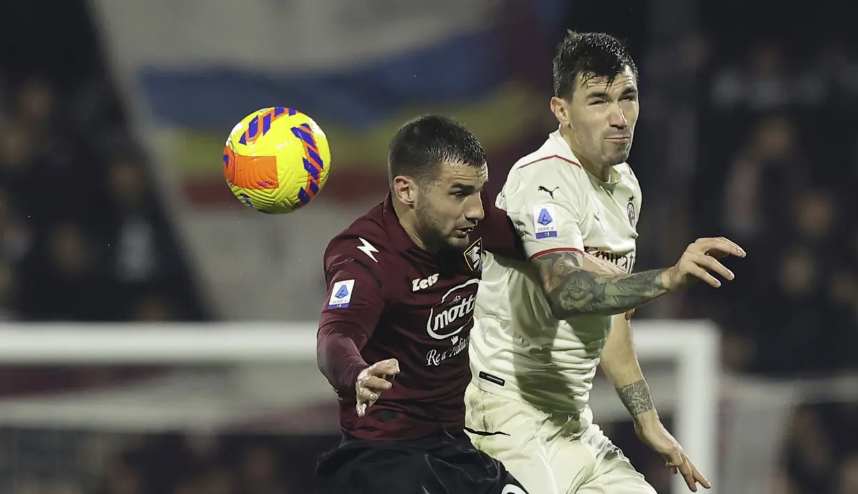 Penyerang Salernitana Federico Bonazzoli berebut bola dengan bek AC Milan Alessio Romagnoli pada giornata ke-26 Liga Italia di Stadion Arechi, Salerno, Minggu (20/2/2022) dini hari WIB. Sempat unggul terlebih dahulu, AC Milan harus puas bermain imbang 1-1. (Alessandro Garofalo/LaPresse via AP)