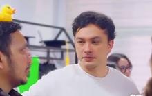 Makin Berumur Disebut Semakin 'Menyala', Momen Nicholas Saputra Menatap dan Senyum Tipis ke Rekannya Jadi Sorotan