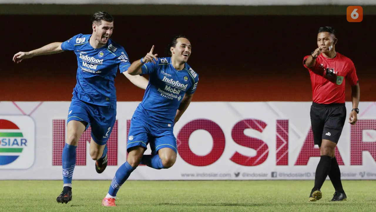 FOTO: Persib Bandung sementara Unggul Telak 3-0 atas Persebaya Surabaya di Babak Pertama - Ezra Walian