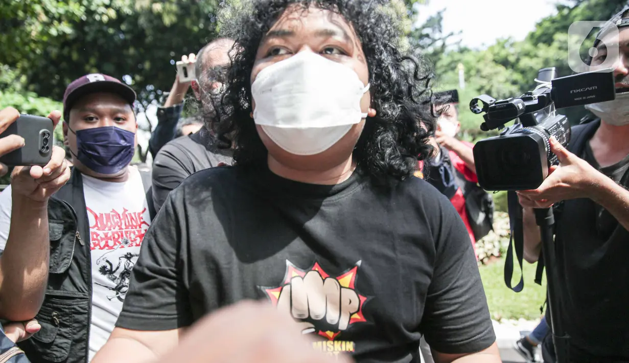 Komika Marshel Widianto tiba di Markas Polda Metro Jaya, Jakarta, Kamis (7/4/2022). Marshel Widianto menjalani pemeriksaan sebagai saksi terkait pembelian puluhan konten pornografi Gusti Ayu Dewanti alias Dea OnlyFans. (Liputan6.com/Faizal Fanani)