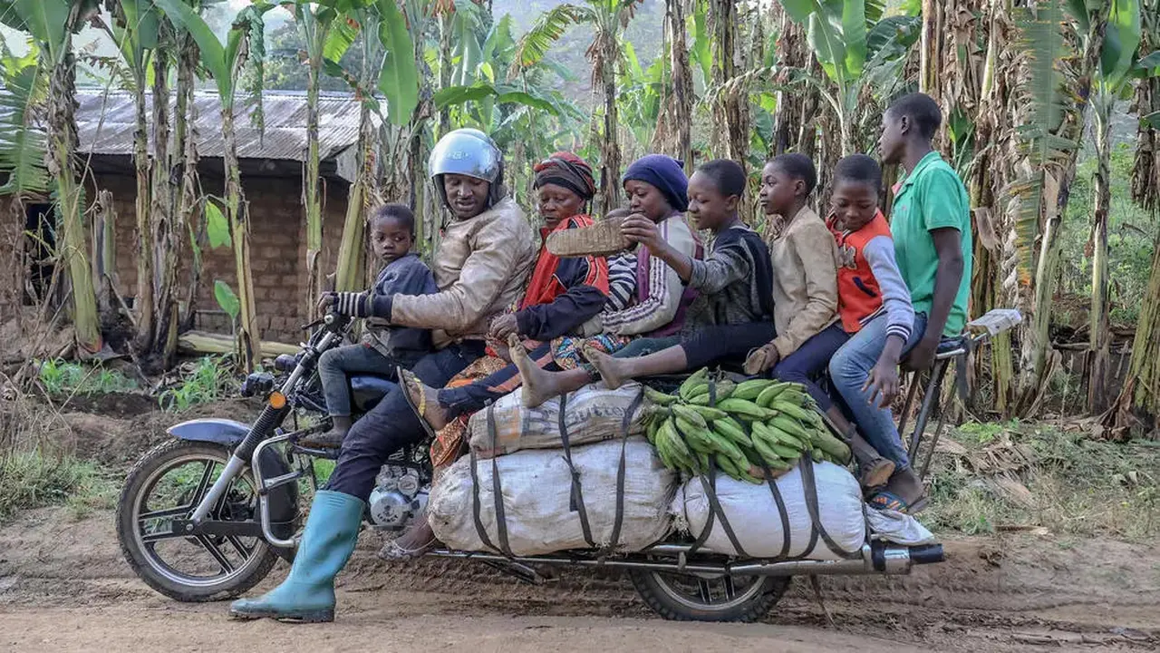 Motor raksasa yang jadi sumber kehidupan di Kamerun. (AFP)