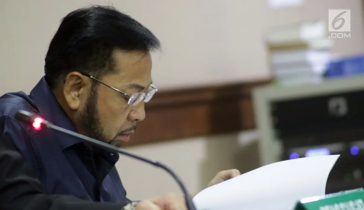 Terpidana kasus korupsi pengadaan e-KTP, Setya Novanto membaca nota permohonan peninjauan kembali saat mengikuti sidang pengajuan permohonan PK Mahkamah Agung di Pengadilan Negeri Jakarta Pusat, Rabu (28/8/2019). Sidang beragendakan pembacaan nota permohonan PK. (Liputan6.com/Helmi Fithriansyah)