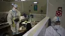 Tenaga medis berbicara kepada seorang pasien dengan virus corona di ruang perawatan rumah sakit sementara COVID-19 di Istana Es Krylatskoye di Moskow, Rabu (10/2/2021). Rusia mencatat lebih dari empat juta kasus infeksi virus Corona atau COVID-19. (AP/Alexander Zemlianichenko)