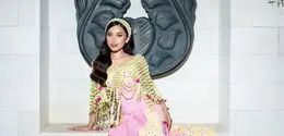 Jika biasanya calon pengantin tampil dengan roncean melati tradisional yang menjuntai sederhana, Jennifer memilih interpretasi yang lebih modern melalui cape melati dengan desain unik dan artistik. [@jennifercoppenreal20].