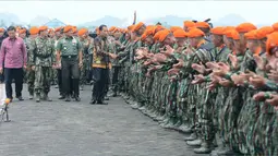 Presiden Jokowi bersalaman dengan pasukan KORPASKHAS di Lanud Sulaiman, Bandung, Selasa (15/11). Selain itu juga kedatanganya untuk mengingatkan para prajurit bahwa mereka adalah garda terdepan dalam menjaga kemajemukan bangsa. (Biro Pers/Kris)