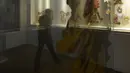 Refleksi pada kaca menunjukkan seseorang berjalan di Museum Wayang, Jakarta, Sabtu (13/6/2020). Museum yang berada di kawasan Kota Tua Jakarta tersebut mulai kembali dibuka saat pemberlakukan masa transisi PSBB dengan protokol kesehatan. (merdeka.com/Imam Buhori)