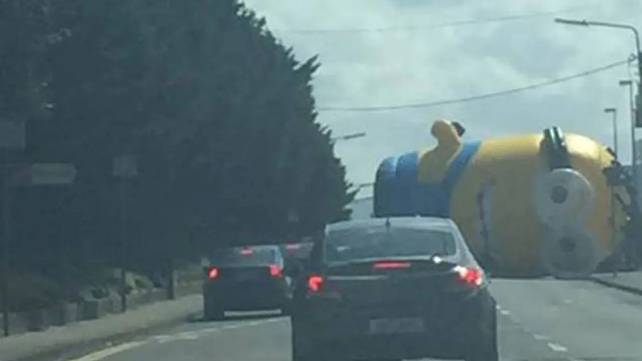 Balon Raksasa Minion Menutup Jalan di Dublin, Irlandia