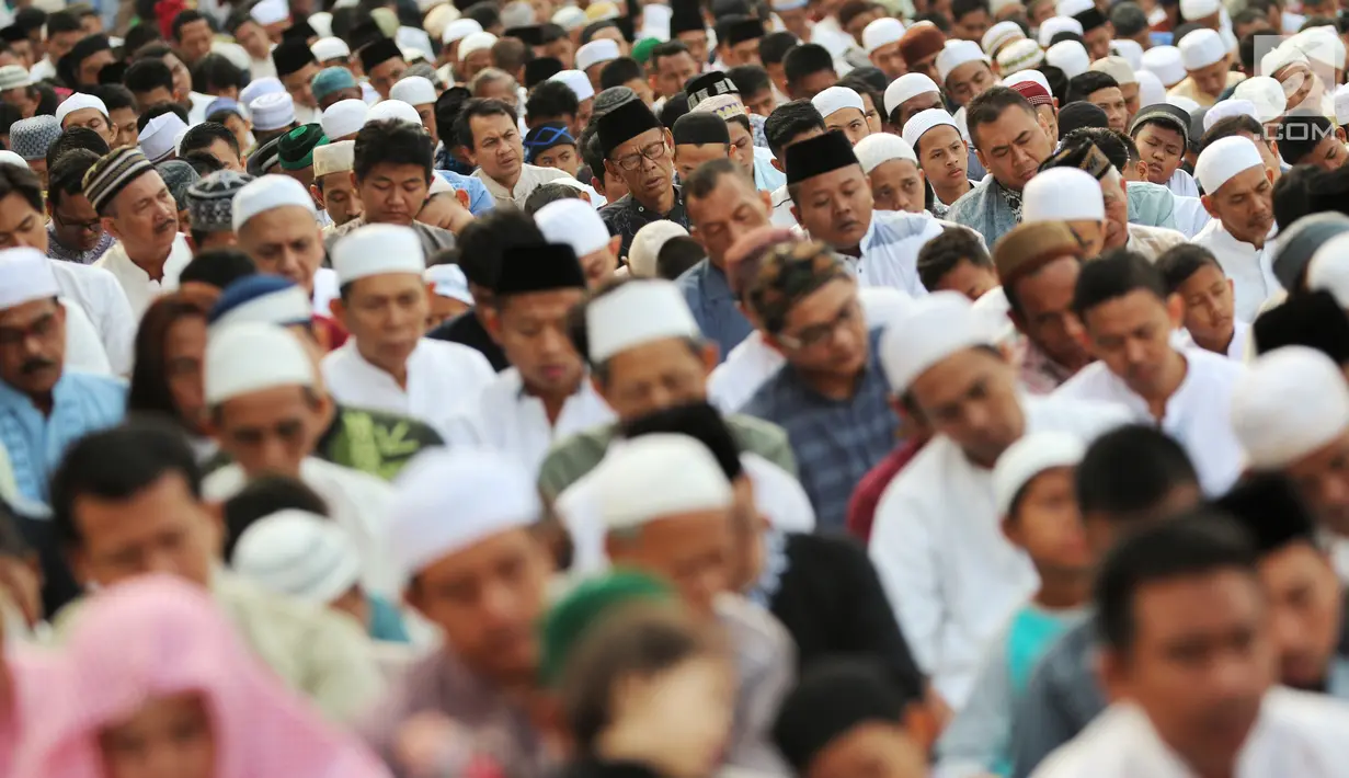 Umat muslim melaksanakan salat Idul Adha 1439 H di Monumen Perjuangan Jatinegara, Jakarta Timur, Rabu (22/8). Praktisi hukum tata negara, Ahmad Wakil Kamal bertindak sebagai khatib dalam salat id kali ini. (Liputan6.com/JohanTallo)
