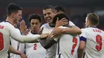 Para pemain Inggris merayakan gol ke gawang Austria yang dicetak striker Bukayo Saka (kedua dari kanan) dalam laga uji coba menjelang berlangsungnya Euro 2020 di Riverside Stadium, Middlesbrough, Rabu (2/6/2021). Inggris menang 1-0 atas Austria. (AP/Lindsey Parnaby/Pool)