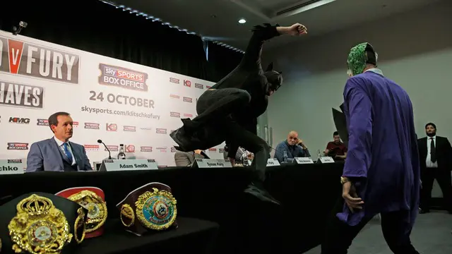 Tyson Fury petinju kelas dunia asal Bolton Inggris tampil mengejutkan sebagai Batmandi acara jumpa pers perebutan gelar juara tinju dunia kelas berat versi  WBA, WBO dan IBF melawan Wladimir Klitschko, Rabu (23/9/2015).