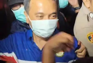 Usai dijemput paksa, Roy Suryo langsung dibawa dan ditahan di Polda Metro Jaya.