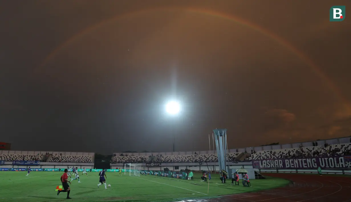 Pelangi saat pertandingan PSBS Biak melawan Persita Tangerang pada laga BRI Liga 1 di Stadion Indomilk Arena, Sabtu (3/5/2025) petang WIB. (Bola.com/M Iqbal Ichsan)