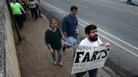 Kelompok sekitar 100 pengunjuk rasa kontra berteriak "Texas kentut!"