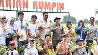 Menteri Kehutanan (Menhut) Raja Juli Antoni melakukan tinjauan ke Persemaian Rumpin di Bogor, Senin (8/9/2025) (Istimewa)