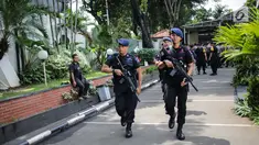 Sejumlah anggota kepolisian membawa senjata lengkap saat mengamankan Kantor Komisi Pemilihan Umum (KPU), Jakarta, Kamis (18/4). Hal tersebut dilakukan untuk mengantisipasi ancaman keamanan usai Pemilu 2019. (Liputan6.com/Faizal Fanani)