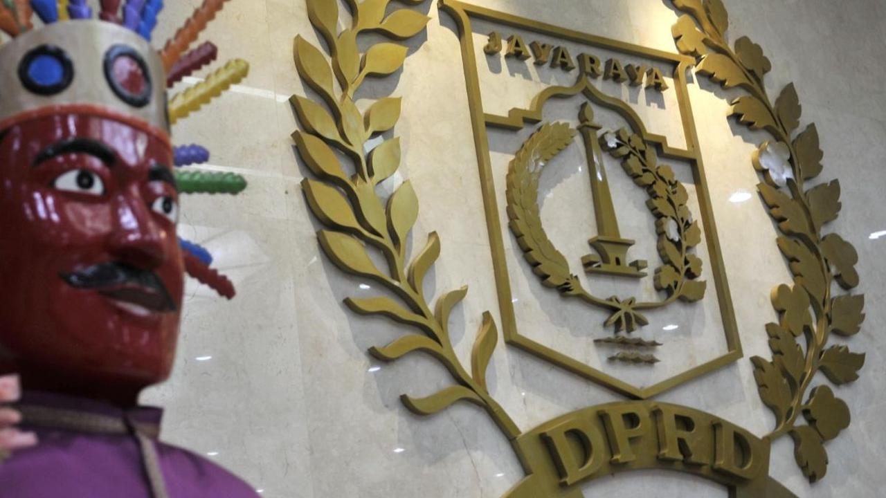 Permasalahan ini mendapat sorotan Komisi A DPRD DKI Jakarta. Wakil Ketua Komisi A DPRD DKI Jakarta, Inggard Joshua, mengatakan APBD masih cukup membayar gaji 87 ribu PJLP dengan UMP 2023 yang berlaku.
