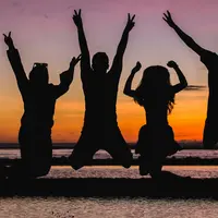 ilustrasi bermain di pantai bersama//copyright pexels/Vija Rindo Pratama