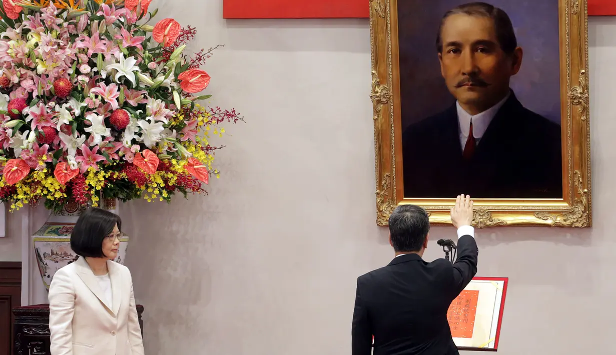 Presiden perempuan pertama Taiwan, Tsai Ing- wen (kiri) menyaksikan Wakil Presiden, Chen Chien - jen mengucapkan sumpah jabatan pada pelantikan di Istana Kepresidenan di Taipei, Jumat (20/5). (REUTERS/Taipei Photojournalists Association)