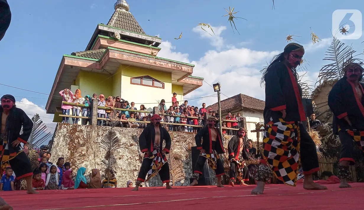 Sejumlah penari yang tergabung dalam komunitas lima gunung melakukan aksi tarian kuda lumping di Desa Mantran Wetan, Kabupaten Magelang, Jumat  (11/10/2019). Pertunjukan ini bagian dari Perayaan Saparan sebagai wujud syukur warga di desa itu. (Liputan6.com/Gholib)