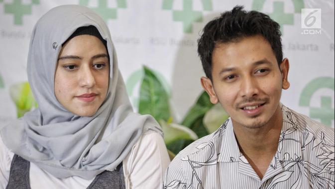 Pasangan Fairuz A Rafiq dan Sonny Septian memberi keterangan usai kelahiran putri mereka di Jakarta, Selasa (22/5). Selama menunggu proses persalinan, Fairuz ditemani oleh suami dan para sahabatnya. (Liputan6.com/Faizal Fanani)