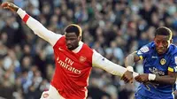 Bek/gelandang Arsenal Emmanuel Ebou (kiri) berebut bola dengan pemian Leed United Max Gradel dalam pertandfingan Piala FA di Emirates Stadium, 8 Januari 2011. AFP PHOTO/ADRIAN DENNIS