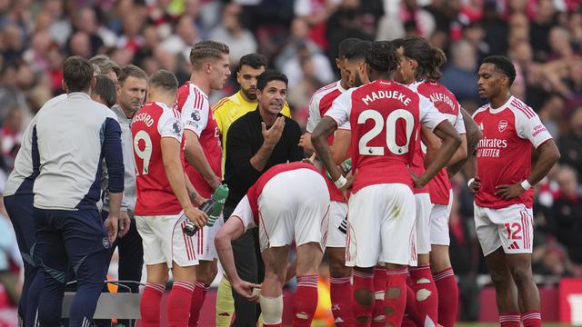 Mikel Arteta memberikan instruksi pada skuad Arsenal di laga lawan Manchester City di pekan kelima Liga Inggris 2025/26 di Emirates Stadium, Minggu (21/09/2025). (AP Photo/Kin Cheung)