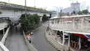 Suasana jalan di kawasan Pasar Tanah Abang, Jakarta, Jumat (27/3/2020). Sebagai upaya pencegahan penularan virus Corona COVID-19, Perumda Pasar Jaya menutup sementara aktivitas perdagangan di Pasar Tanah Abang Blok A, B dan F terhitung 27 Maret hingga 5 April 2020. (Liputan6.com/Helmi Fithriansyah)