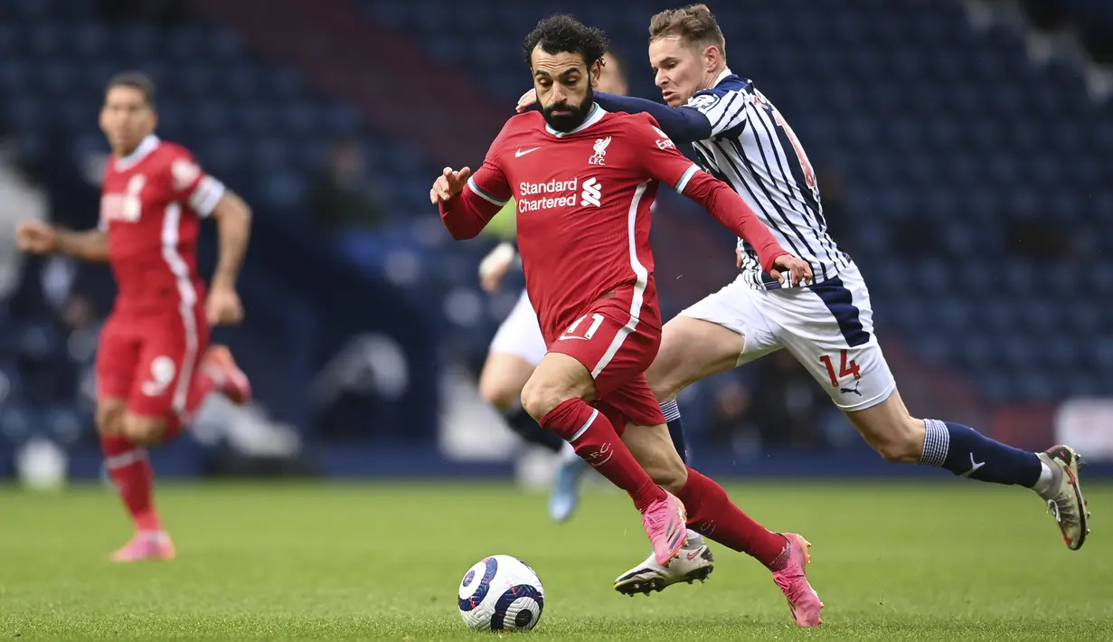 Penyerang Liverpool, Mohamed Salah berebut bola dengan bek West Bromwich Albion, Conor Townsend dalam laga lanjutan Liga Inggris di Stadion The Hawthorns, Minggu (16/5/2021). Alisson Becker menjadi pahlawan Liverpool saat mengalahkan West Bromwich Albion 2-1. (Laurence Griffiths/Pool via AP)