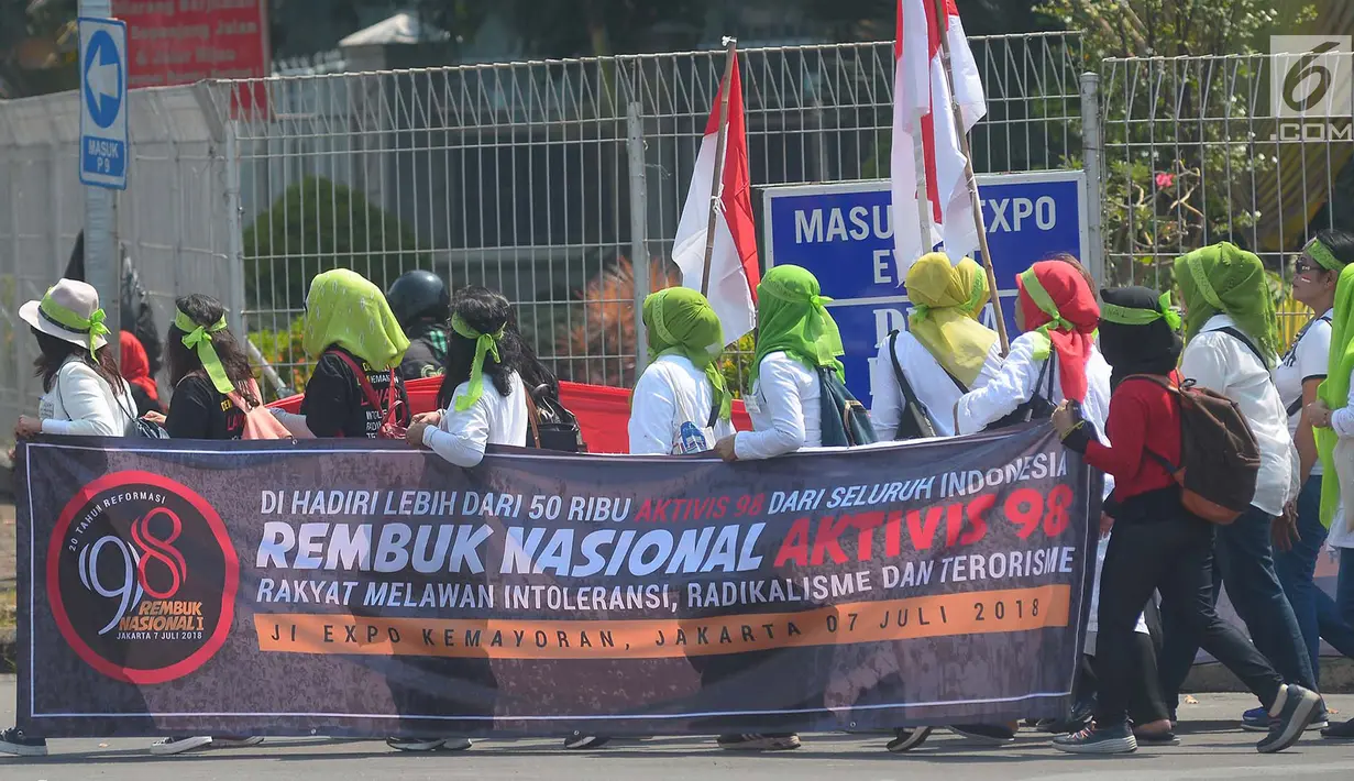 Masyarakat berjalan kaki saat akan menghadiri Rembuk Nasional Aktivis 98 di Gedung JIExpo, Kemayoran, Jakarta, Sabtu (7/7). acara ini juga menyuarakan semangat melawan intoleransi, radikalisme, dan terorisme. (Merdeka.com/Imam Buhori)