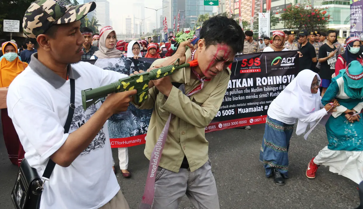 Masyarakat Relawan Indonesia melakukan aksi teatrikal untuk muslim rohingya di Bundaran HI, Jakarta, Minggu (3/9). Aksi solidaritas tersebut mengecam kekerasan yang terjadi pada muslim Rohingya yang di lakukan militer Myanmar. (Liputan6.com/Angga Yuniar)