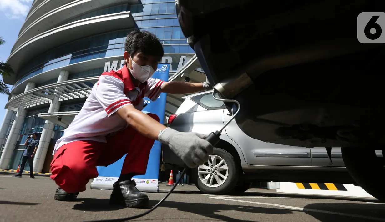 Teknisi melakukan uji emisi pada uji emisi gratis Asuransi Astra, di Jakarta, Minggu (12/12/2021). Sebanyak 400 mobil berusia diatas 3 tahun dari berbagai merk ikuti uji emisi untuk mengetahui kinerja mesin dan tingkat efisiensi pembakaran dalam mesin kendaraan bermotor. (Liputan6.com/Fery Pradolo)