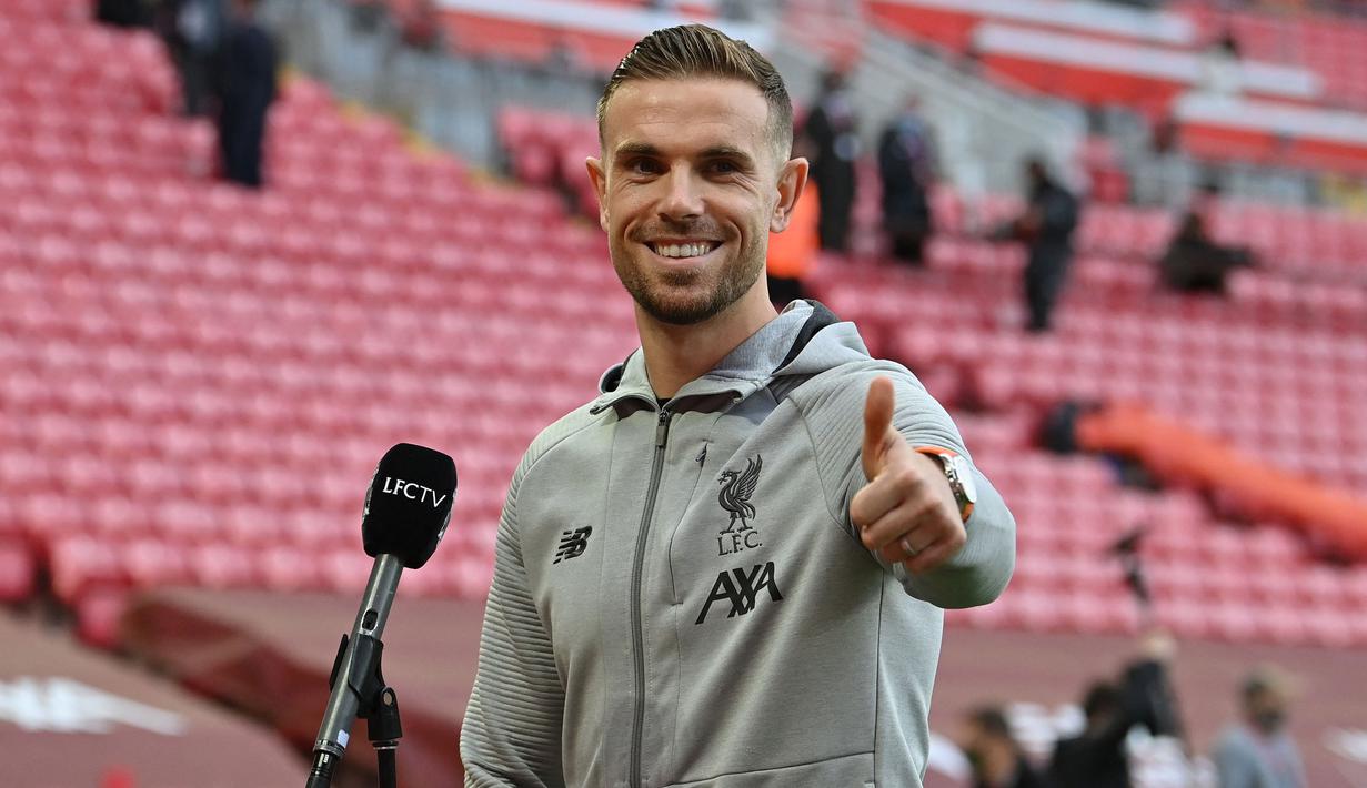 Jordan Henderson dianugerahi gelar MBE (Member of the Order of the British Empire) atas kontribusinya di lembaga amal. Sang kapten Liverpool menjadi inisiator dari gerakan 'Players Together’ pada 2020 lalu. Ia juga menjadi duta besar untuk organisasi NHS Charities Together. Terbaru, Henderson mendukung gerakan anti-cyberbullying Cybersmile 'People Not Profiles'. (AFP/Paul Ellis)