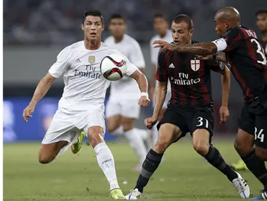 Pemain Real Madrid, Cristiano Ronaldo berusaha berebut bola dengan Pemain AC Milan, Luca Antonelli (tengah) dan Nigel de Jong (kanan) pada laga International Champions Cup 2015 di Shanghai, China, Kamis (30/7). (Reuters Aly Song)