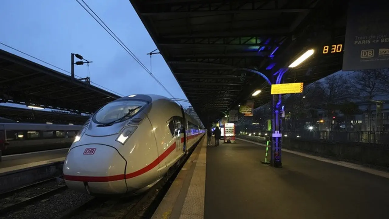 Kereta cepat pertama Paris-Berlin berada di peron pada Senin (16/12/2024) di Stasiun Gare de l'Est, Paris.