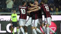 Banjir kartu hiasi pertandingan Atalanta vs AC Milan. (Paolo Magni/ANSA via AP)