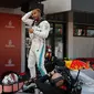 Ekspresi pembalap Mercedes, Lewis Hamilton, setelah menjuarai F1 GP Spanyol, di Sirkuit Catalunya, Minggu (13/5/2018). (AP Photo/Alessandra Tarantino)