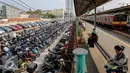 Kendaraan terparkir di Stasiun Pondok Cina, Depok, Kamis (6/8/2015). Membawa kendaraan hingga stasiun terdekat lalu berangkat menggunakan kereta bisa meminimalisir kemacetan di ibu kota. (Liputan6.com/Faizal Fanani)