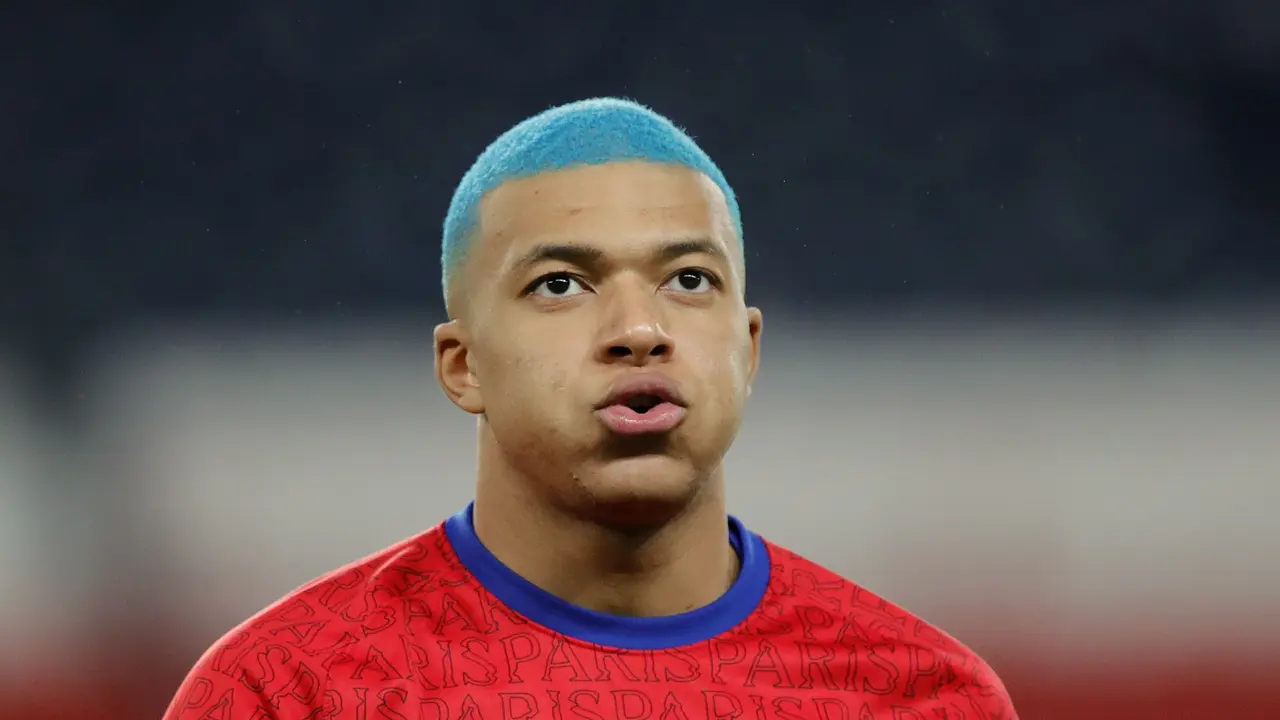 Kylian Mbappe Tampil Nyentrik Dengan Rambut di Cat Biru