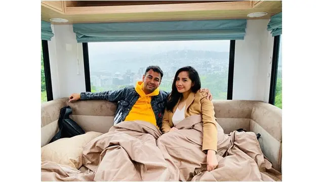 Selama di New Zealand, Raffi Ahmad tampaknya menyewa campervan. Pasangan tersebut terlihat romantis.