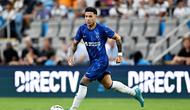 Enzo Fernandez menggiring bola saat Chelsea menghadapi Real Madrid pada uji coba terakhir di Amerika Serikat. (Bola.com/Dok. Chelsea)