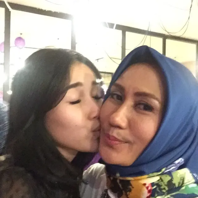 6 Potret Kebersamaan Ayu Ting Ting Bareng Kakek dan Neneknya, Curi Perhatian