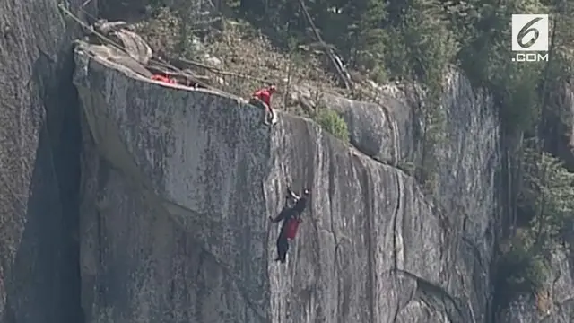 Penyelamatan dilakukan tim saat seorang pria tersangkut di sebuah tebing curam di Kanada.