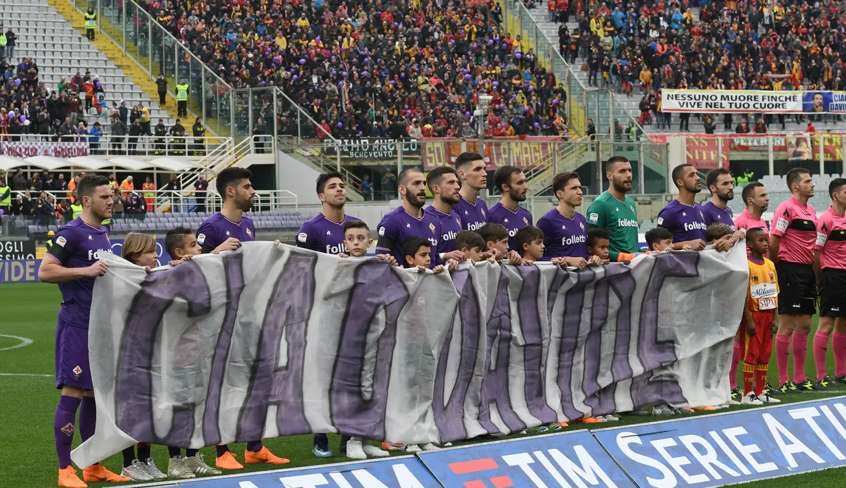 Pemain Fiorentina menujukkan spanduk untuk mengenang sang kapten Davide Astori jelang pertandingan Fiorentina vs Benevento di stadion Artemio Franchi di Florence (11/3). (AFP Photo/Claudio Giovannini)