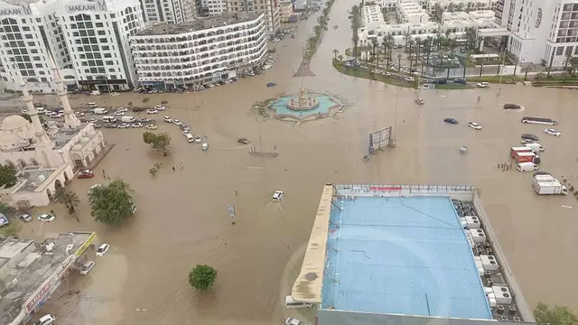 Kendaraan sebagian terendam di jalan-jalan kota UEA. (Foto: Mahesh Jangam / @MaheshMj80202 / Twitter).