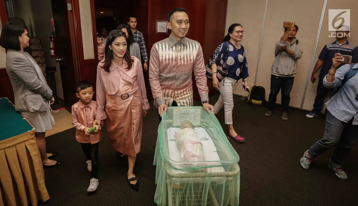 Ibas Yudhoyono didampingi istrinya, Aliya Rajasa bersama keluarga saat jumpa pers terkait lahirnya putri ke-3 di RS Pondok Indah, Jakarta, Selasa (2/1). (Liputan6.com/Faizal Fanani)