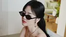 Tampilan princess Song Hye Kyo terlihat slay berkat kacamata hitam yang lengkapi gaun korset panjang [@kyo1122]