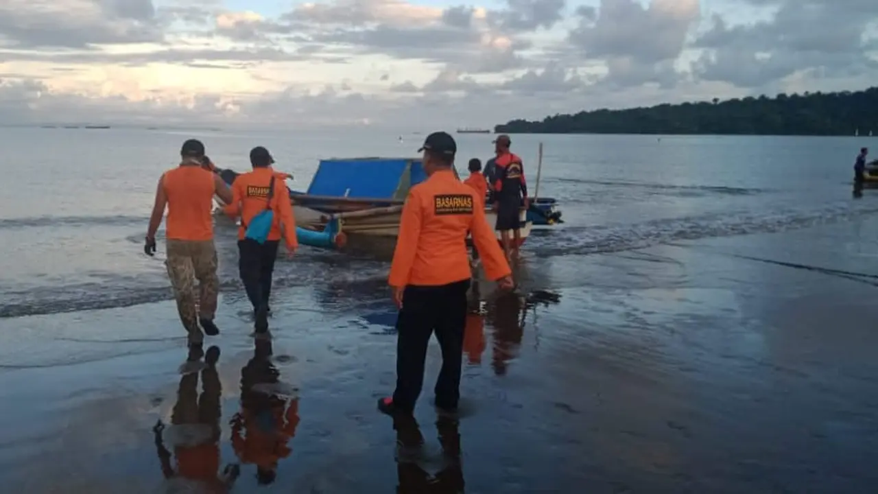 Pencarian korban tenggelam di Pantai Kaliempat, Nusakambangan, Cilacap, Jawa Tengah. (Foto: Liputan6.com/Basarnas/Muhamad Ridlo)