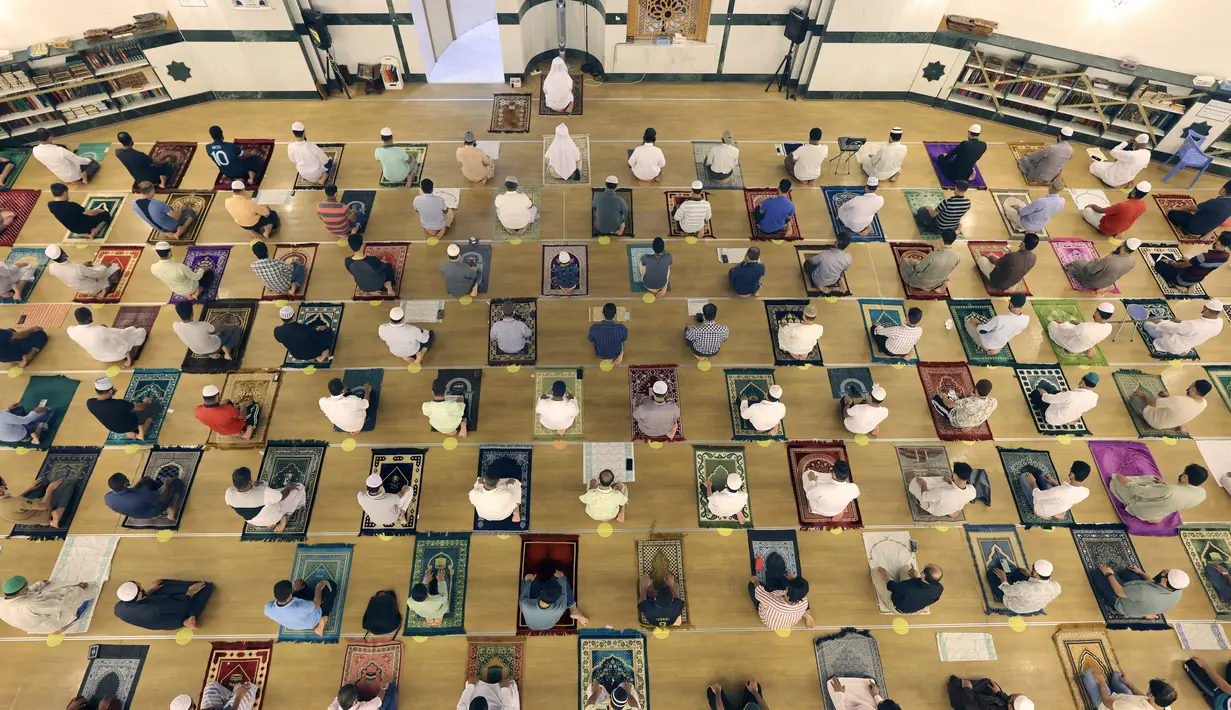 Umat Muslim melaksanakan sholat Tahajud selama Malam Lailatul Qadar pada bulan suci Ramadhan di Masjid Naif di Dubai (5/5/2021).Bulan Ramadan telah memasuki hari-hari terakhirnya. Untuk mengejar sebanyak mungkin kebaikan di bulan suci ini, banyak umat Muslim yang melakukan iktikaf. (AFP/Karim Sahib)