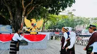 Presiden Joko Widodo bersama rombongan mengunjungi tempat perenungan Bung Karno dimana terdapat tulisan prasati Pancasila dan lambang garuda.